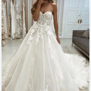 A-Line/Princess Tulle Applique Sweetheart Sleeveless Chapel Train Wedding Dress